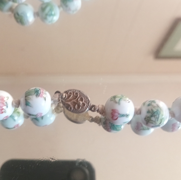 VINTAGE porcelain hand knotted beaded necklace - Picture 4 of 5